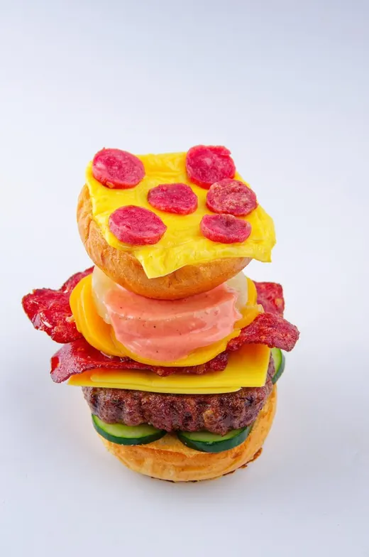 Hamburguesa Odiseo de Tostado, armada en capas con queso en el pan superior